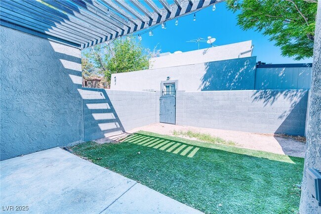Building Photo - 1326 N Jones Blvd