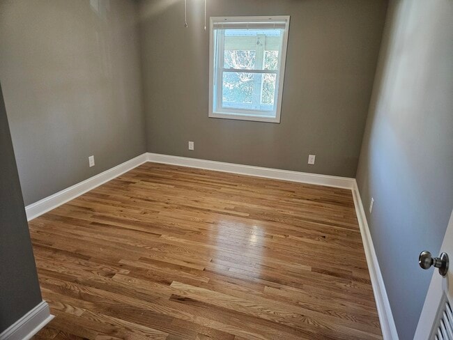 Building Photo - 402 Gunn St