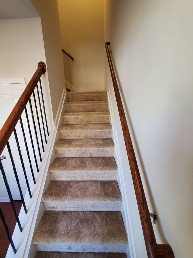 Building Photo - 3 bedroom townhome in university