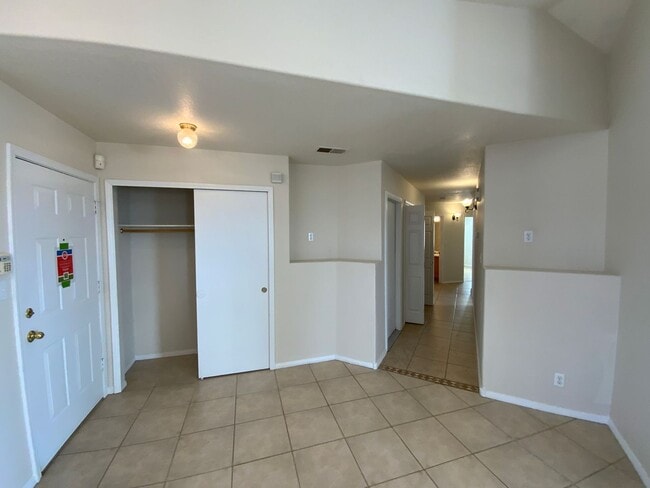 Building Photo - 3 Bedroom Single Story Home Available Near Unser Blvd NE & King Blvd NE!