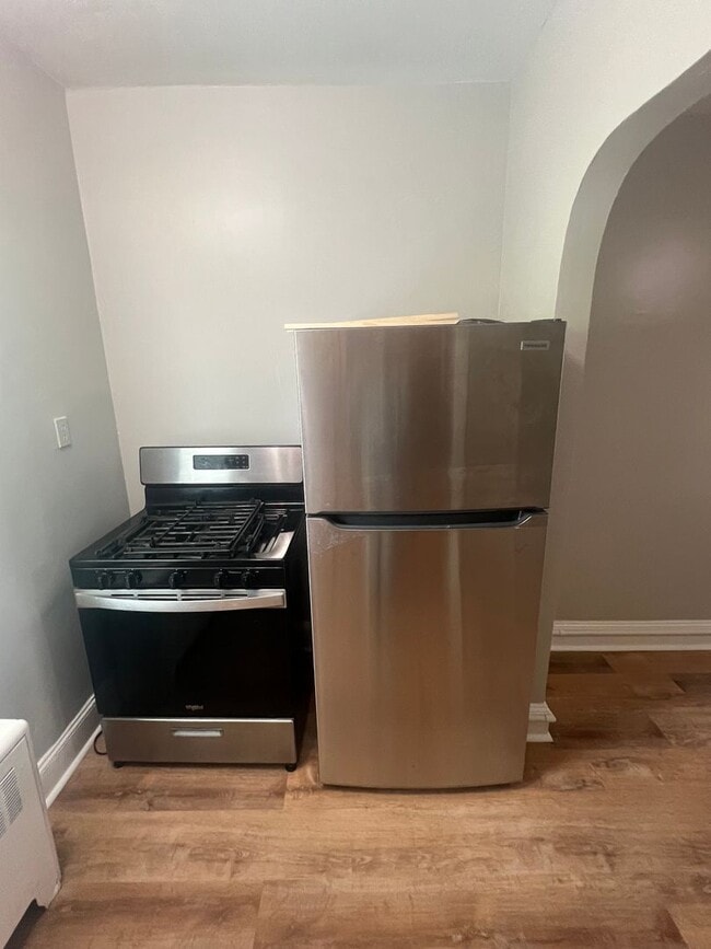 Building Photo - Bright 2-Bedroom with Spacious Bath & Priv...