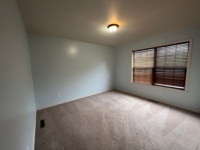 Building Photo - 5Br Basement Home