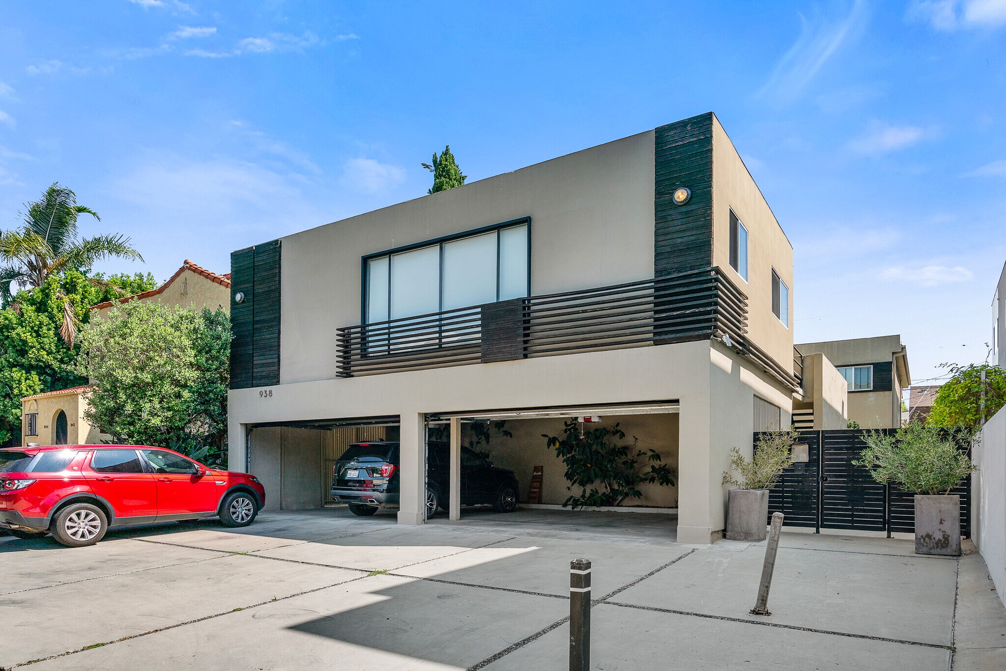 Building Photo - 938 N Croft Ave