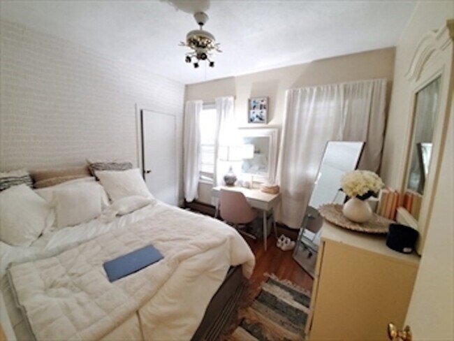 Building Photo - 517 E 3rd St