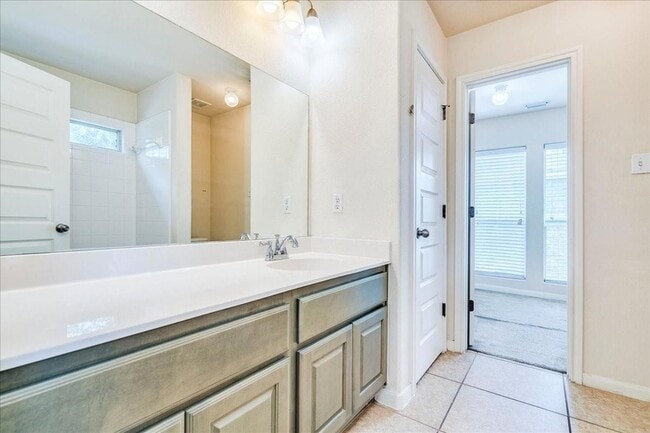 Building Photo - 2924 Bond Dr