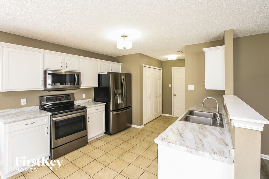 Building Photo - 15498 Border Dr