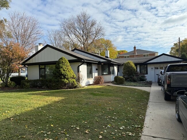 Building Photo - 521 N Oak St