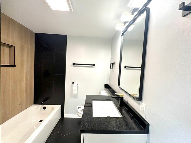 Building Photo - 1007 Pine St