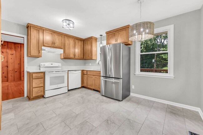 Building Photo - 613 Channell Dr