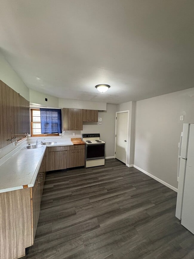 Building Photo - 3 Bedroom 1 Bathroom Duplex in Cedar Falls! First Months Rent FREE!