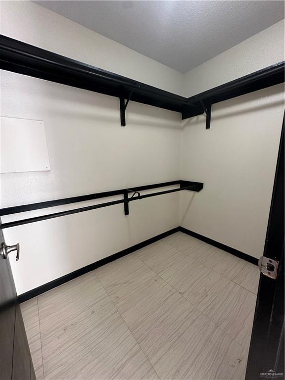 Building Photo - 11 Kiwi Ave W