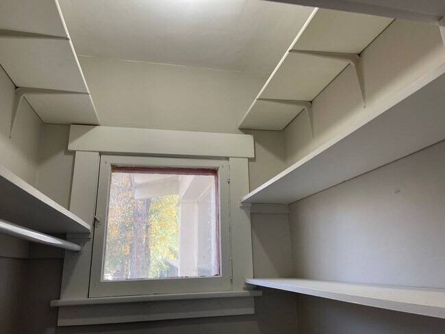 Building Photo - Pet Friendly 4 bedroom 1 bath