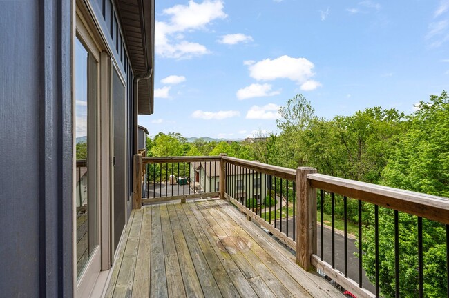 Building Photo - Beautiful & Modern 3-Bedroom Townhome near...