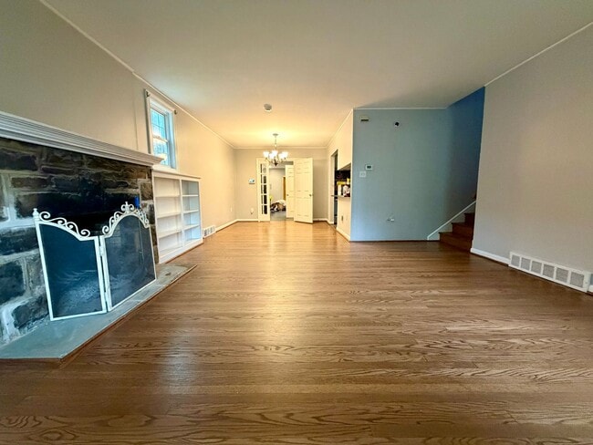 Building Photo - Stunning 4-Bedroom Home Nestled in Glenside. Available NOW!