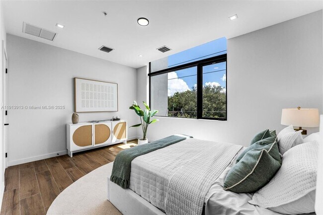 Building Photo - 515 NE 61st St