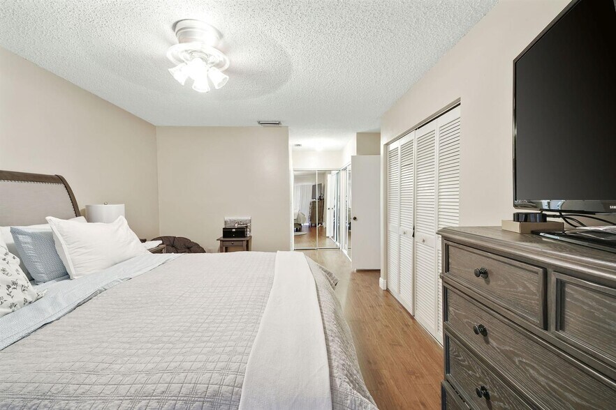 Building Photo - 3961 Adra Ave