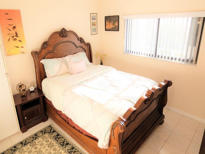 Building Photo - 10102 S Ocean Dr