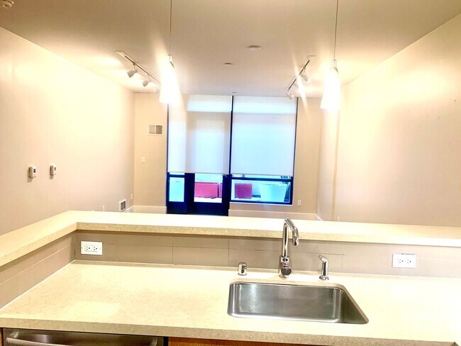 Building Photo - Spacious Centrally Located 1 bed + Den/ 1....