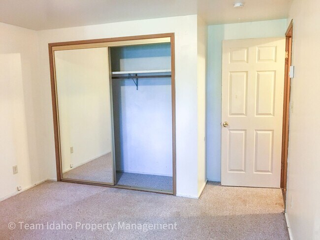 Building Photo - Taylor Ave Tri-Plex