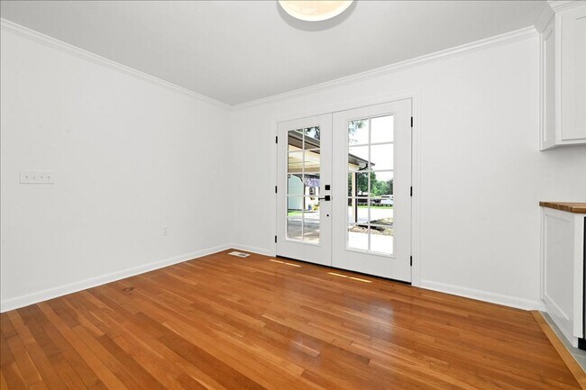 Building Photo - 810 7th Ave SE