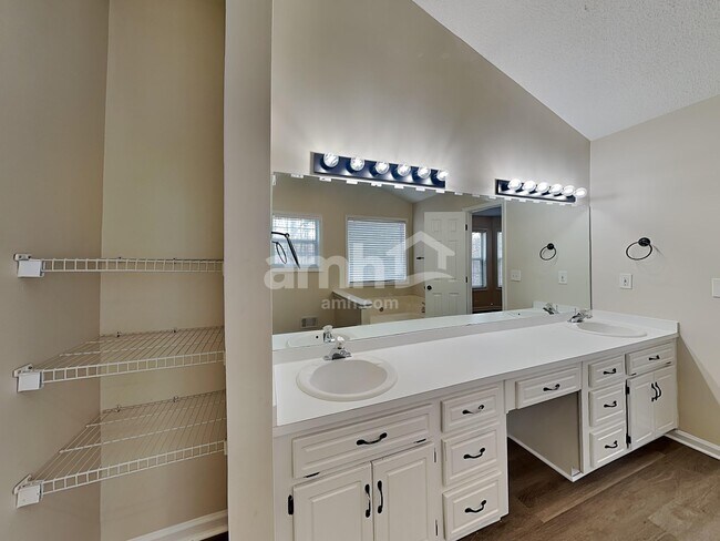 Building Photo - 1017 Queensbury Run