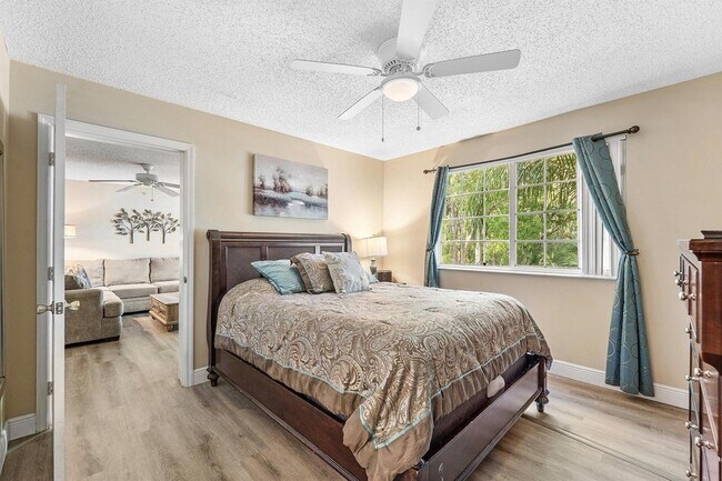 Building Photo - 1000 Crestwood Ct S