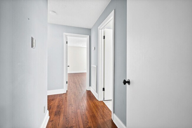 Building Photo - Renovated 3 Bedroom Pet Friendly Home For Rent!