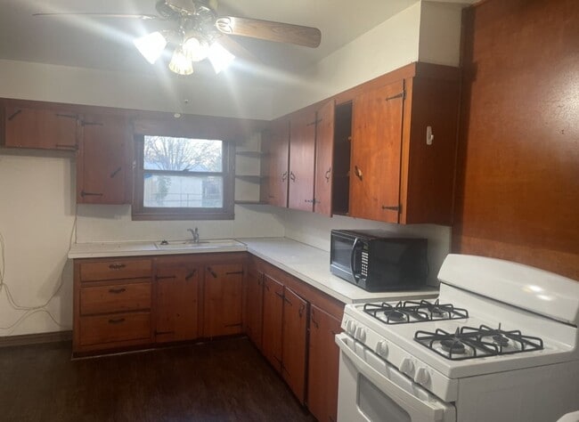 Building Photo - 3 bed 1 bath 1 car garage- READY NOW!