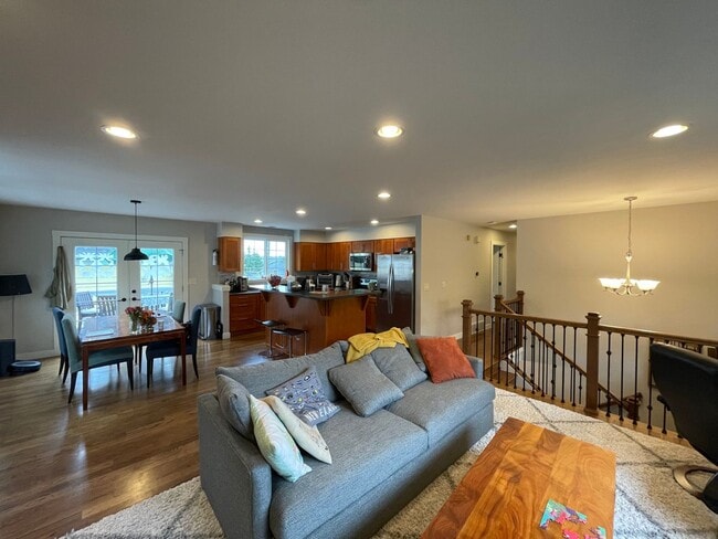 Building Photo - Spacious Corner-Lot Home 4 bed 3 bath – Gr...