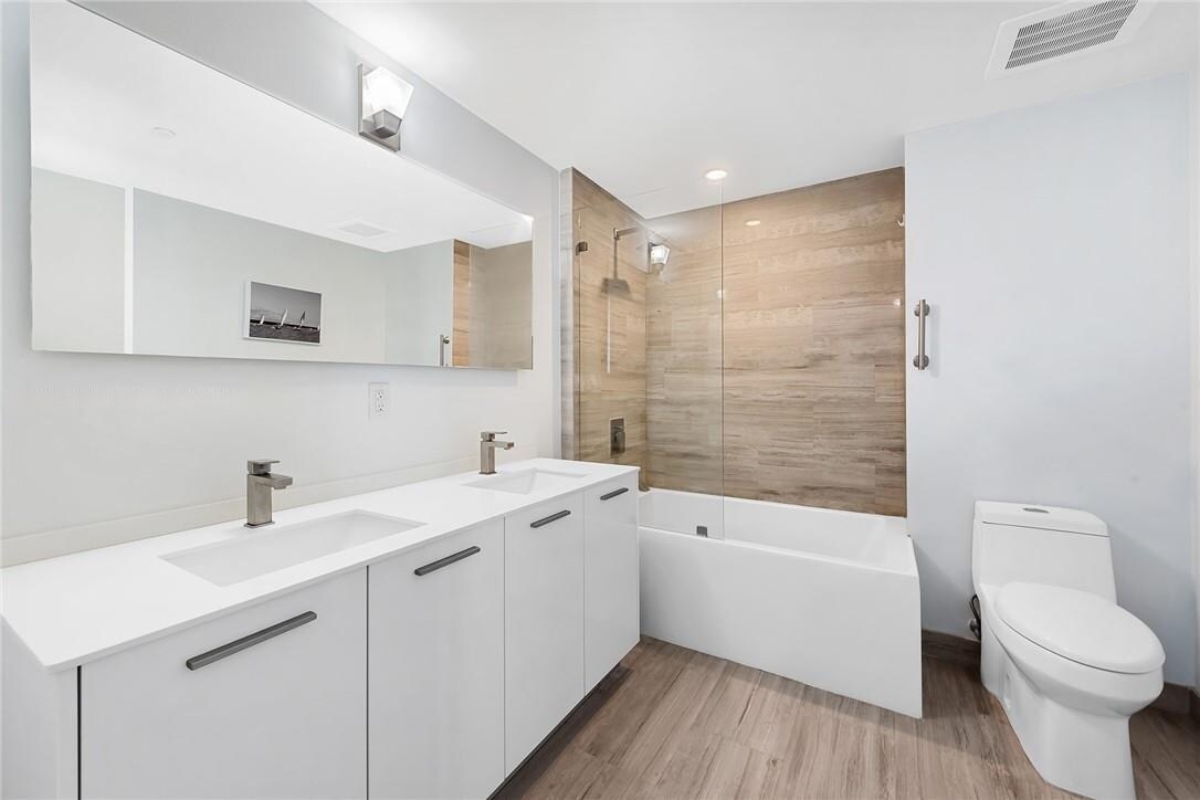 Building Photo - 1300 Brickell Bay Dr