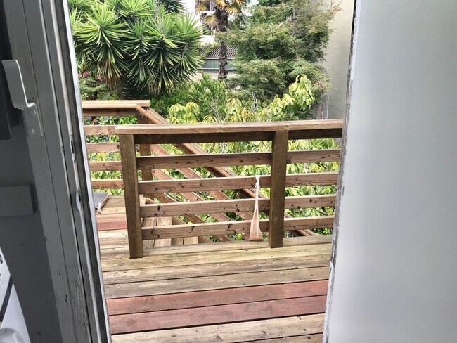Building Photo - Top Floor Huge 4BR Flat, In Unit Laundry i...