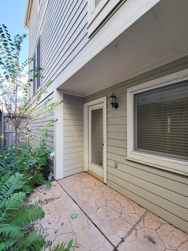 Building Photo - 2208 Taft St