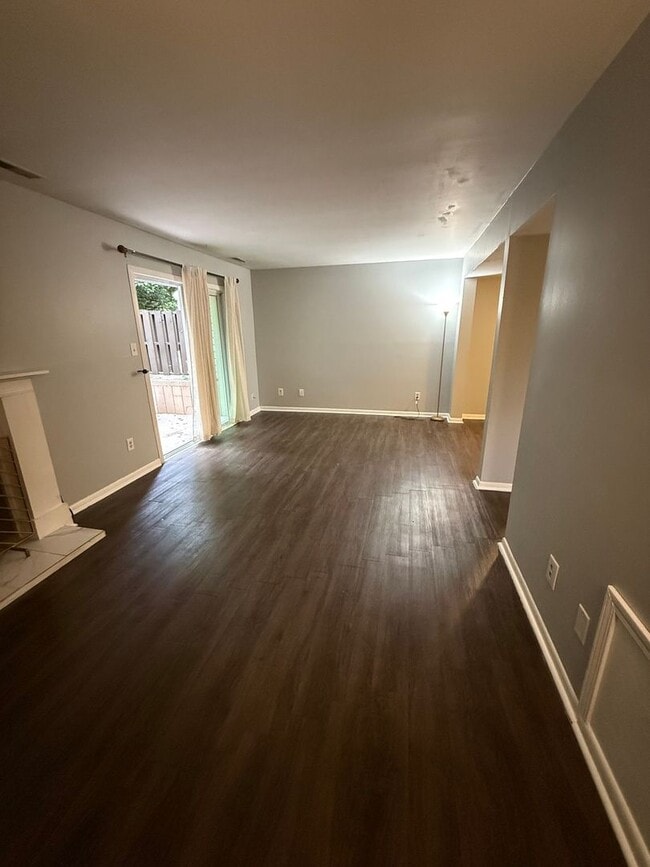 Building Photo - Charming 3BR Townhome in Greensboro