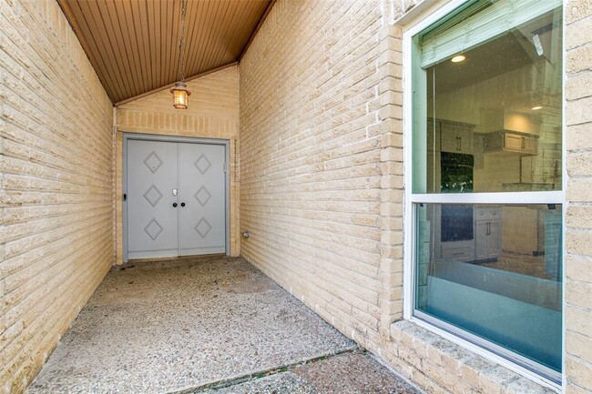 Building Photo - 7819 Bankside Dr