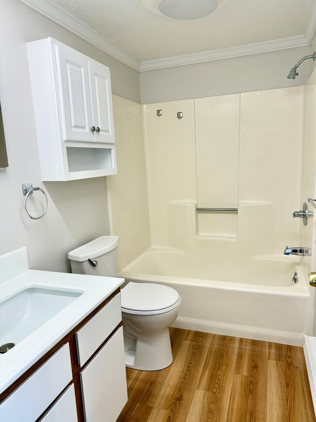 Building Photo - Well maintained inside and out