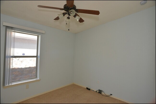 Building Photo - 10045 Paloma Dr