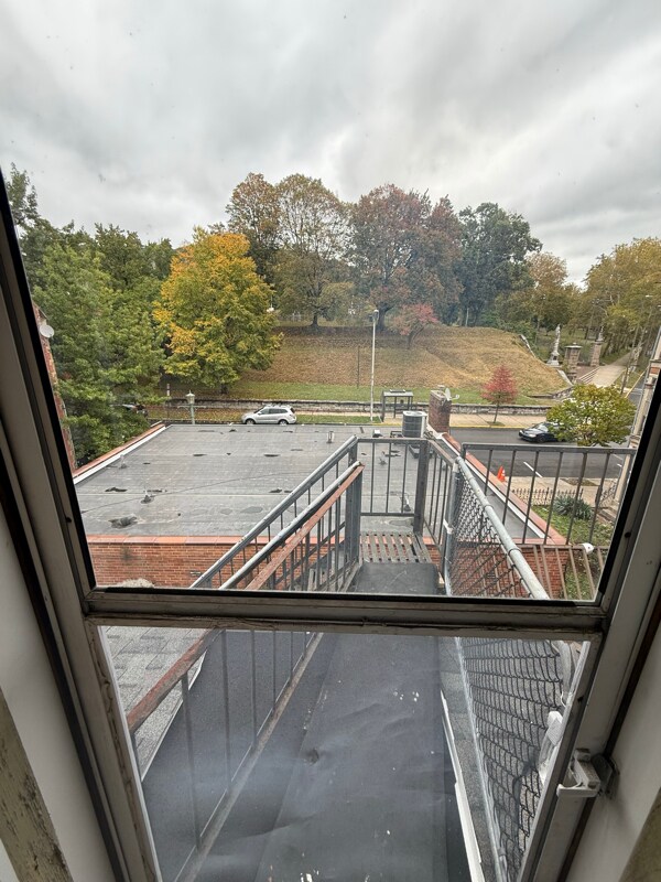 Building Photo - 1047 Penn St