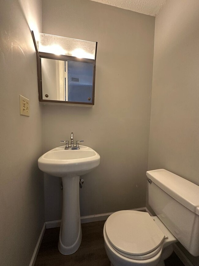 Building Photo - 2 Bedrooms 1.5 baths Townhouse, Kingsport TN