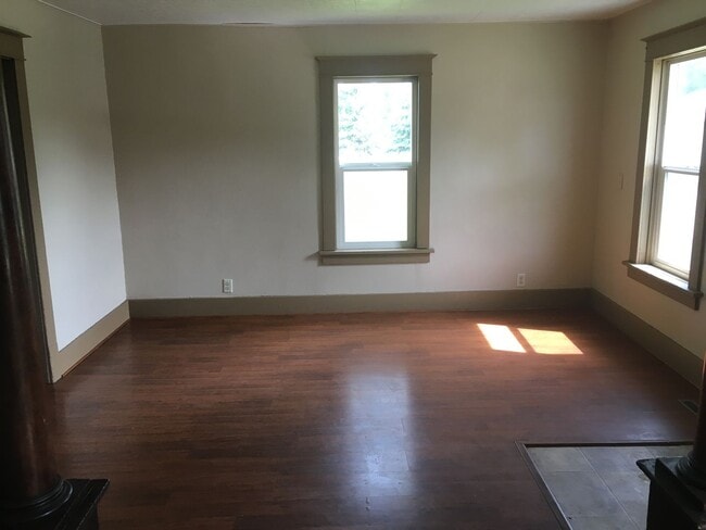 Building Photo - 3 Bed 1 Bath + Bonus Room and Yard