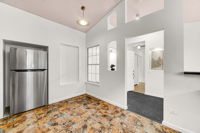 Building Photo - 533 Lyon Dr