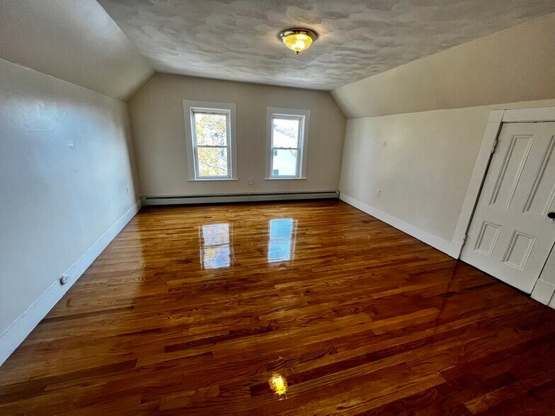 Building Photo - 19 Banks St