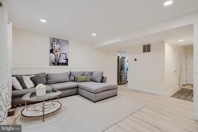 Building Photo - 6608 Ducketts Ln