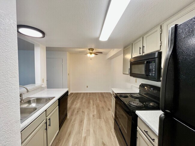 Building Photo - 2 bed 1 bath on 2nd floor in unit washer/d...