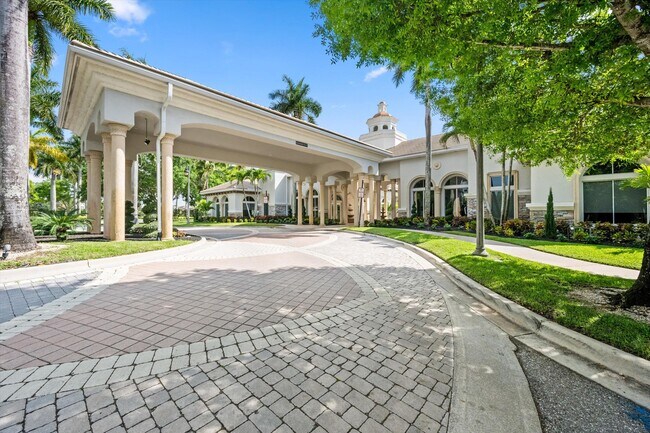 Building Photo - 10771 Versailles Blvd