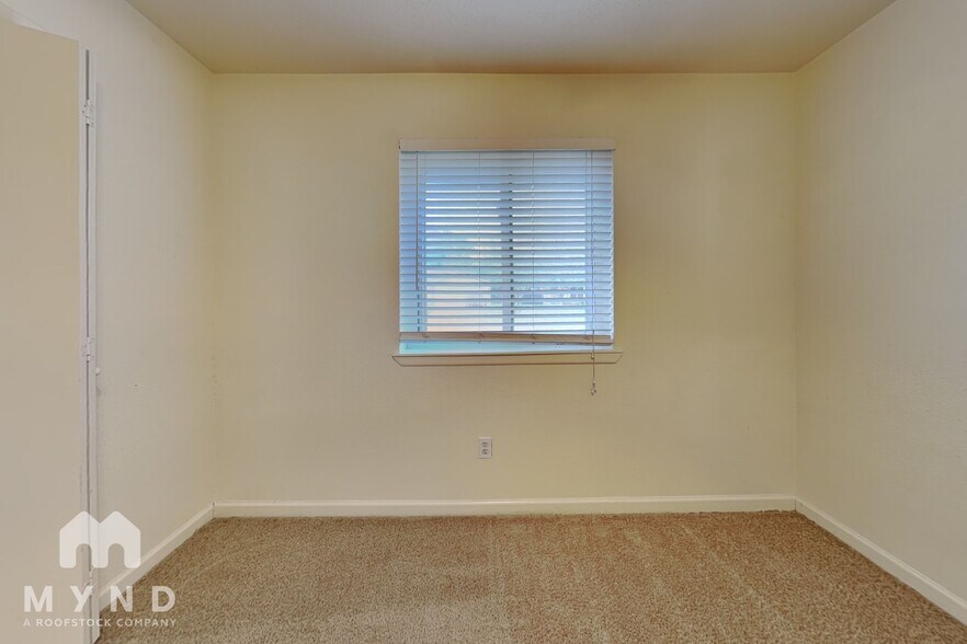 Building Photo - 10002 Green Valley Ln