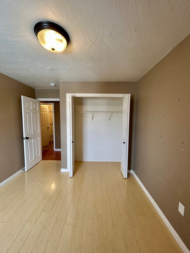Building Photo - Bright 3-Bed, 2-Bath Condo with Mountain Views & Community Amenities