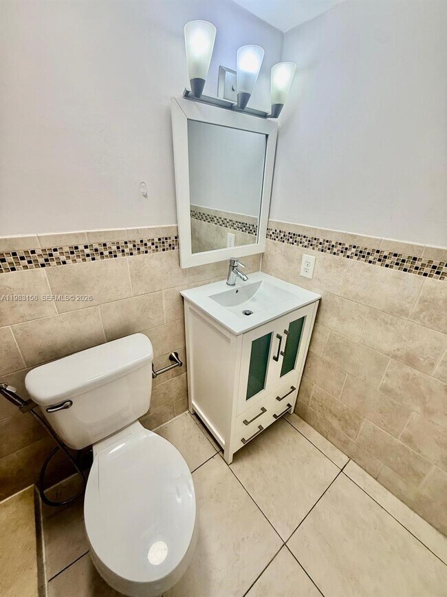 Building Photo - 1340 W 41st St