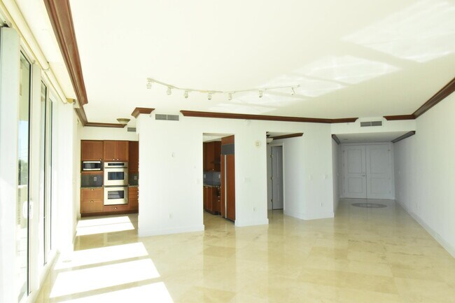 Building Photo - 1063 Hillsboro Mile