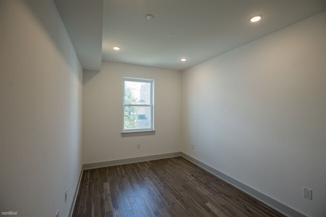 Building Photo - 3 br, 2 bath 4plex - 3213 HAVERFORD AVE Un...