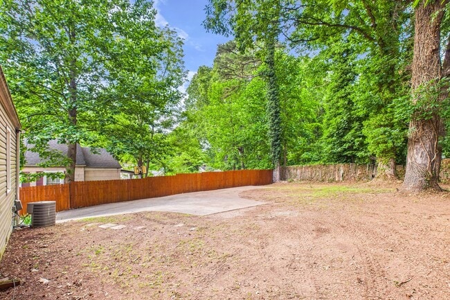 Building Photo - Adorable Home, Harwood Floors and Convenie...